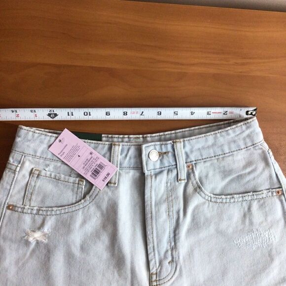 Woman’s Wild Fable Light Wash Super High Rise Cutoff Shorts‎ 4 - Picture 5 of 7